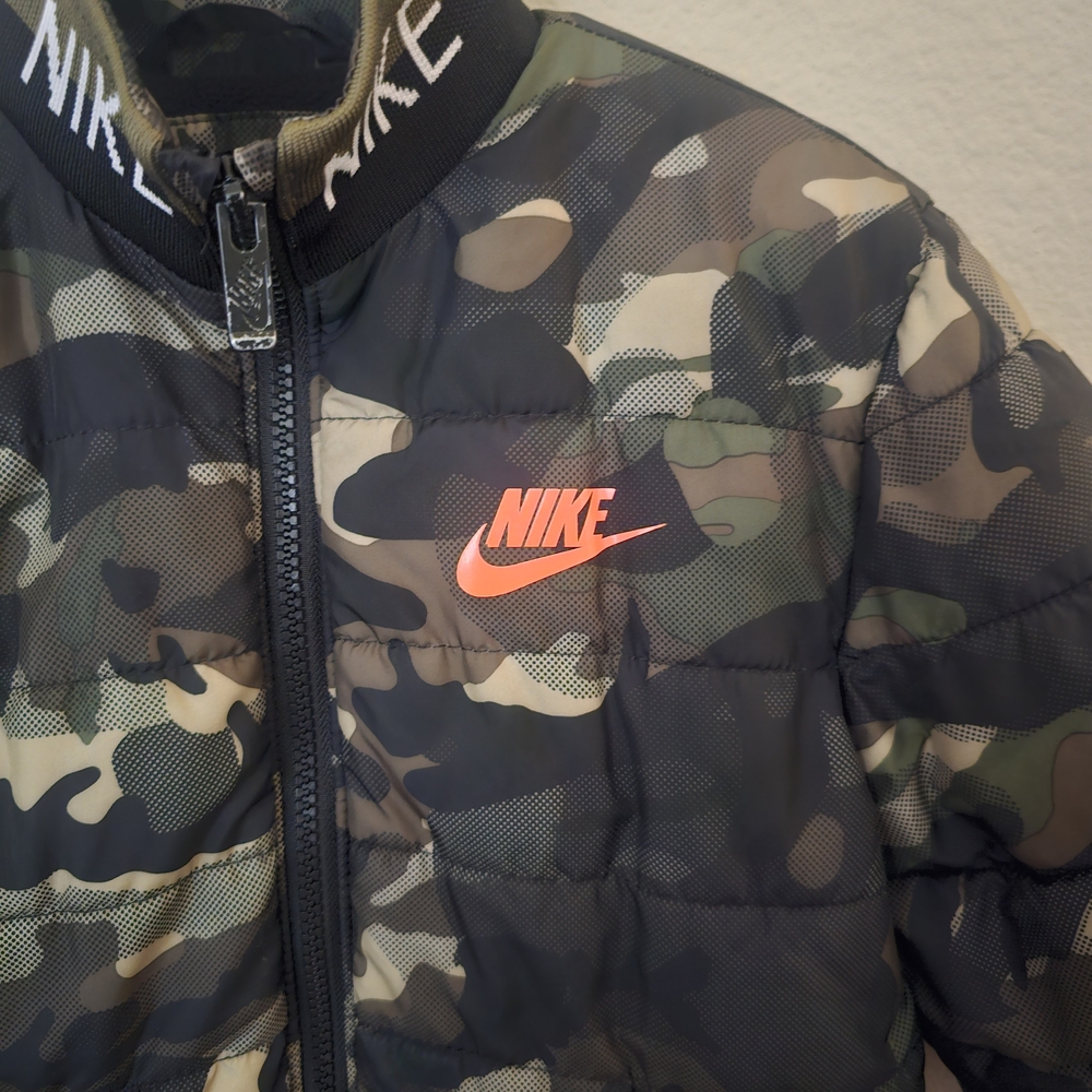 Nike Green and Black Puffer Jacket Water-Resistant Insulation - Picture 2 of 7